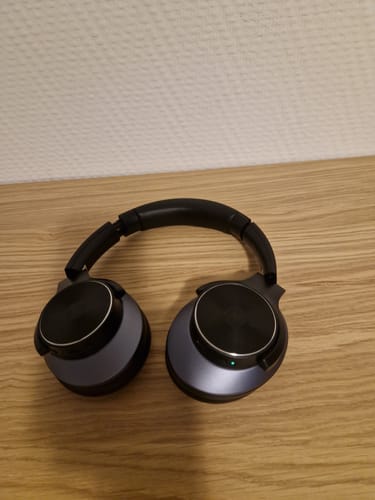Zwarte Oneodio-koptelefoon op een houten oppervlak